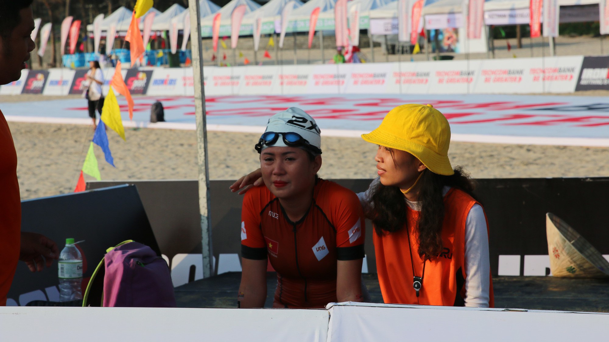 Ironman 70.3 Vietnam 2018: Nữ triathlete xinh đẹp phát khóc chiến đấu với nỗi sợ đuối nước
