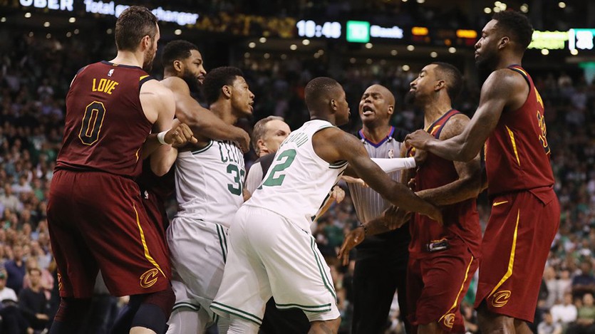 Marcus Smart: "Tôi không thể đứng nhìn JR Smith tiếp tục "chơi bẩn" đồng đội của mình!"