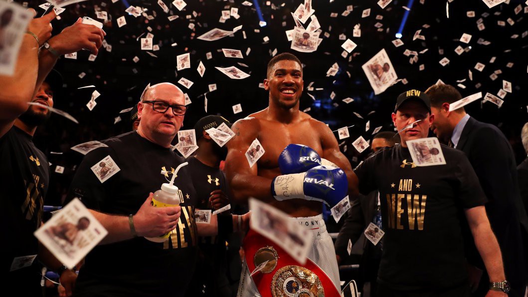 Anthony Joshua vượt Canelo Alvarez trở thành tay đấm có thu nhập cao nhất trên BXH Forbes