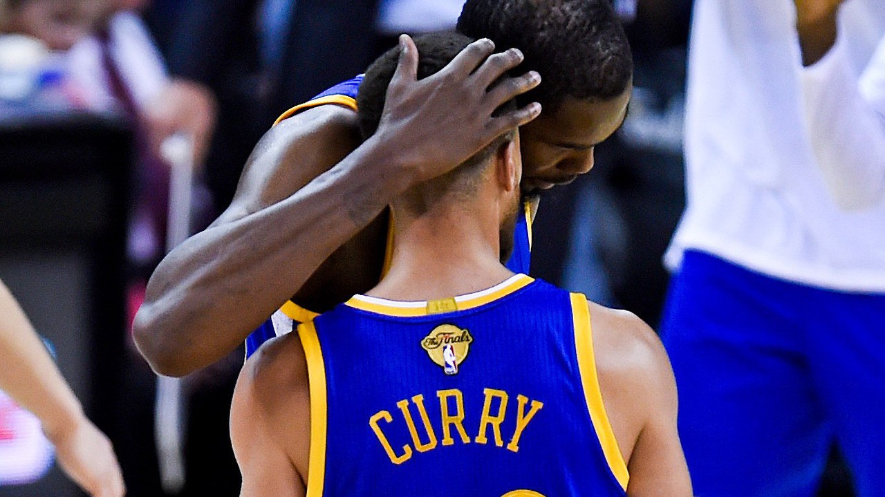 Bị Rockets "đâm" 23 lần một đêm, Curry chưa bao giờ chịu áp lực nhiều vậy ở playoffs năm nay