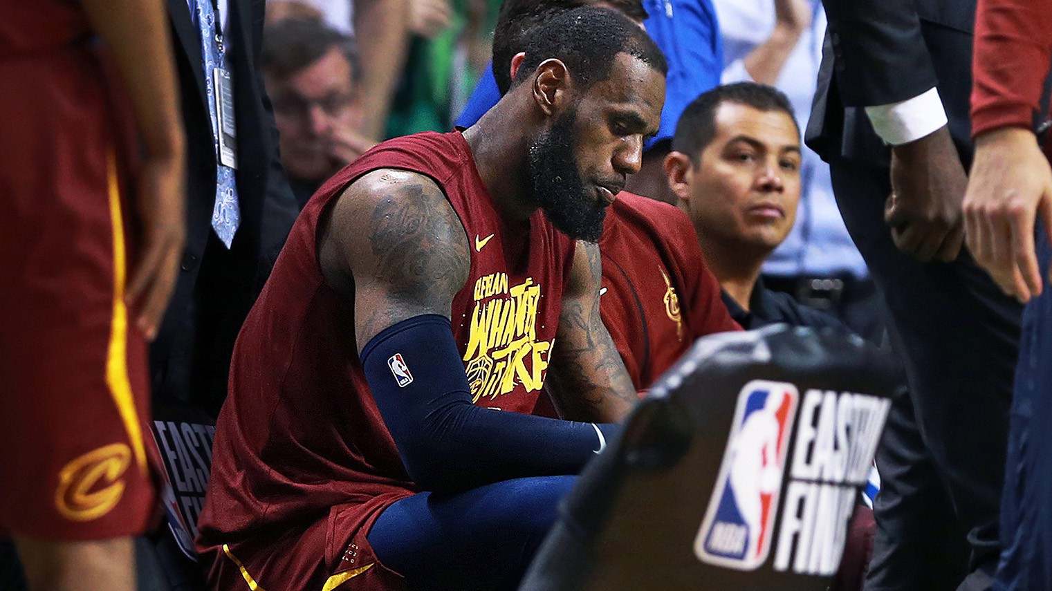 Đến thời điểm này, LeBron còn ở lại Cavaliers để làm gì?