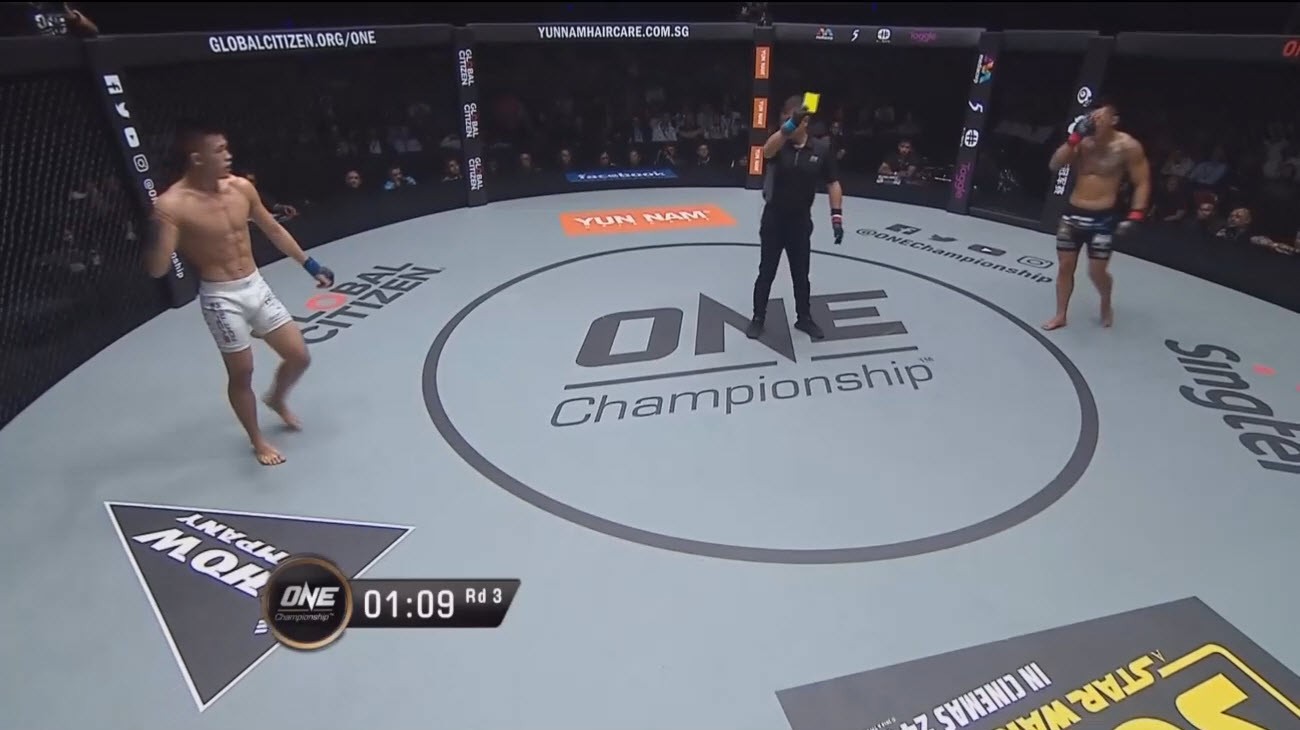 Câu chuyện về chiếc thẻ vàng trong trận Martin Nguyễn vs. Christian Lee