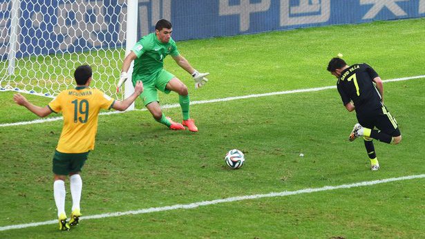 Video 50 bàn đẹp nhất lịch sử World Cup: Cú đánh gót ngẫu hứng của David Villa