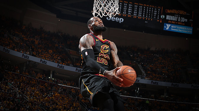 Màn trình diễn Slam Dunk Contest của LeBron như một gáo nước lạnh vào mặt Celtics tại game 3
