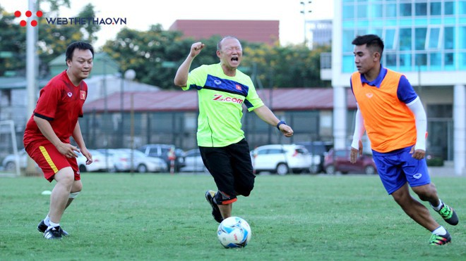 Video: HLV Park Hang Seo chơi chiến thuật "mắc màn" đầy hài hước khi đá bóng 3 người ở VFF