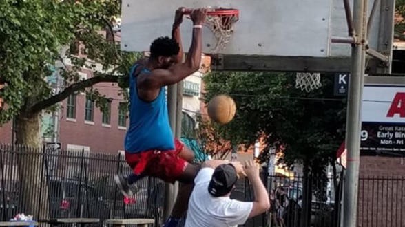 Joel Embiid bị khiêu khích ở công viên