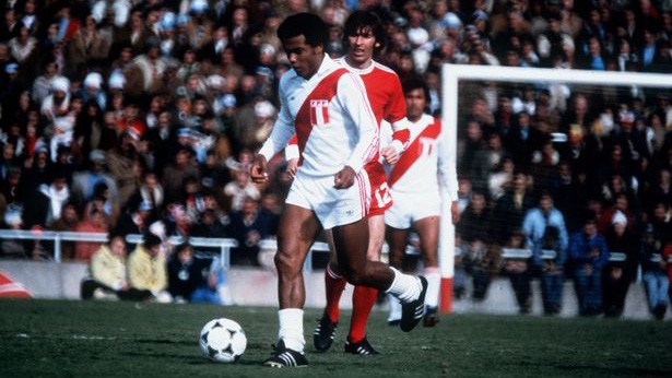 Video 50 bàn đẹp nhất lịch sử World Cup: Cú vẩy má kinh điển của Cubillas