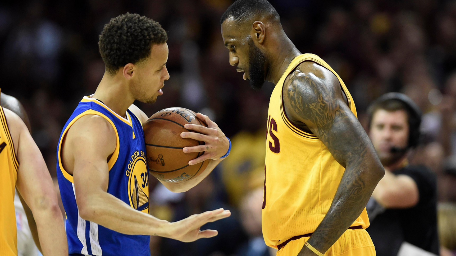 Curry lại động chạm LeBron: "Đừng thiếu tôn trọng người khác"