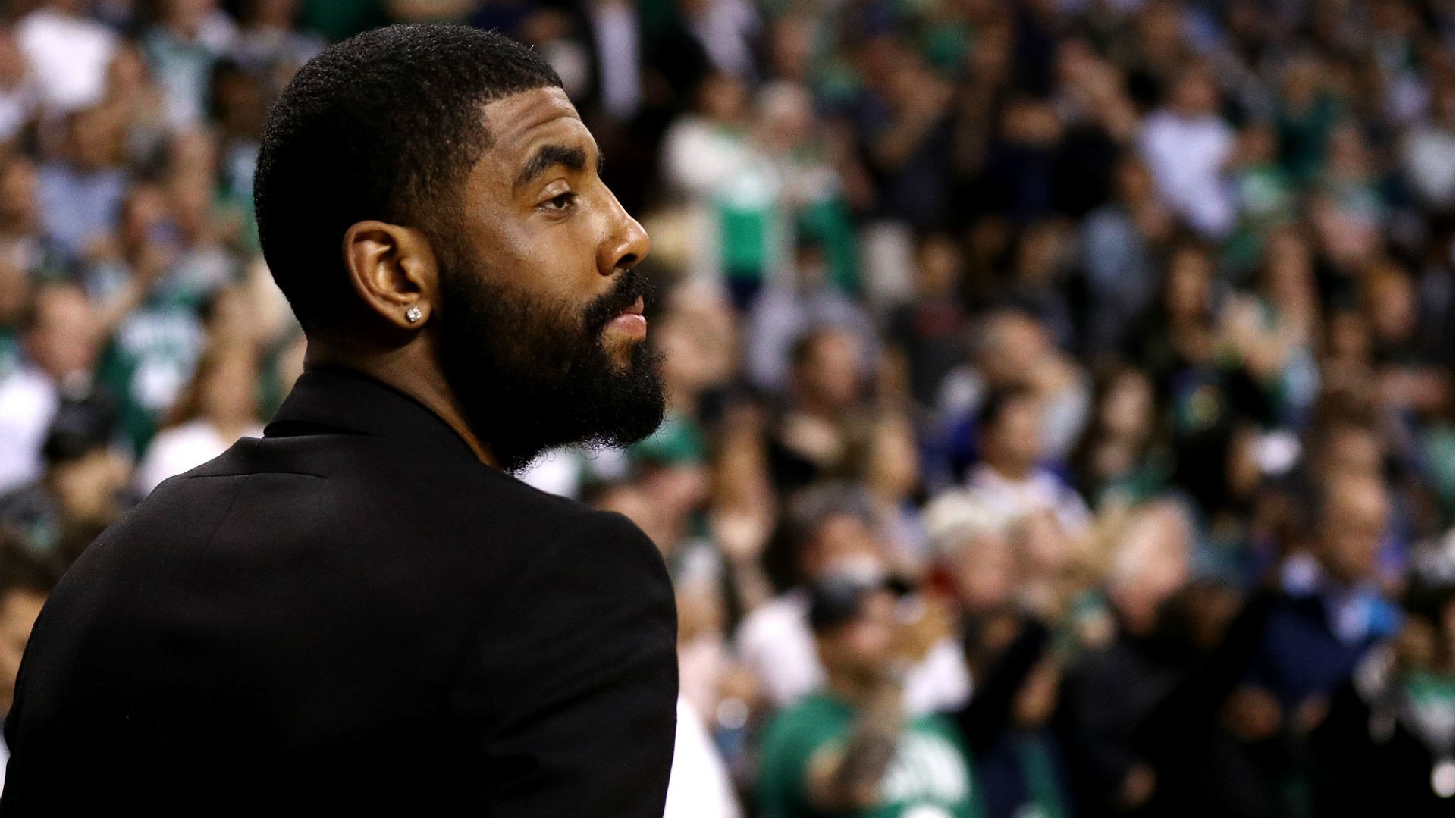 Tranh cãi quanh việc Kyrie Irving không ở cùng các đồng đội tại game 7