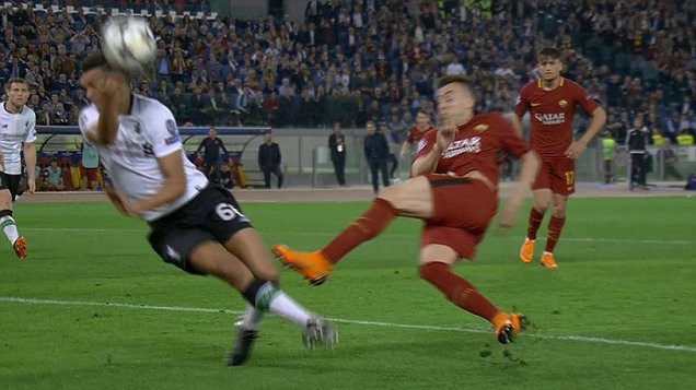 Có đúng Liverpool 2 lần hưởng lợi từ "người phán xử" trước Roma?