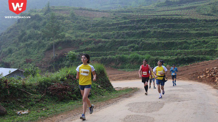 Cảm phục cô gái cụt tay chạy 21km top 5 Hà Giang Marathon