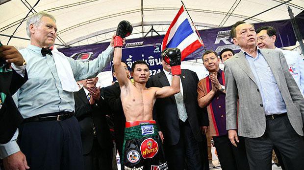 Kỷ lục 50-0 của Floyd Mayweather bị san bằng bởi võ sĩ Thái Lan
