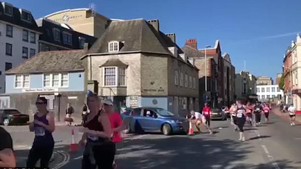 "Xe điên" ngang nhiên đi vào đường chạy giải Half Marathon gây phẫn nộ ở Anh