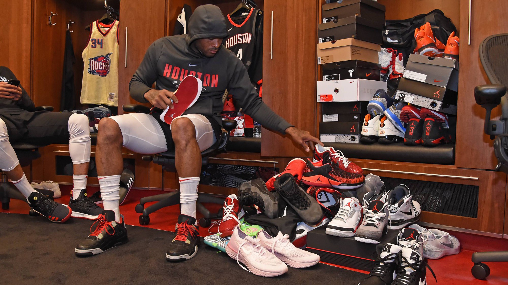 Chi tiết và đầy đủ các mẫu giày khủng của "Thánh giày" P.J. Tucker tại NBA Playoffs 2018 (kỳ 1)