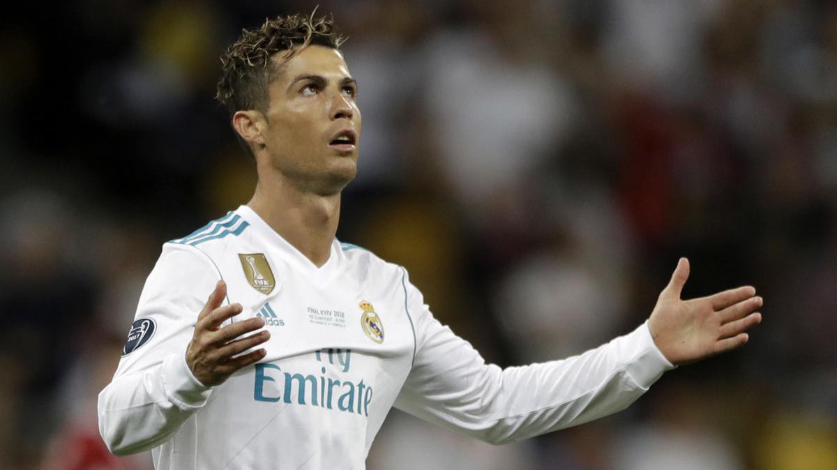 Án phạt "vạ miệng" khiến tương lai Ronaldo ở Real Madrid bị đặt dấu hỏi