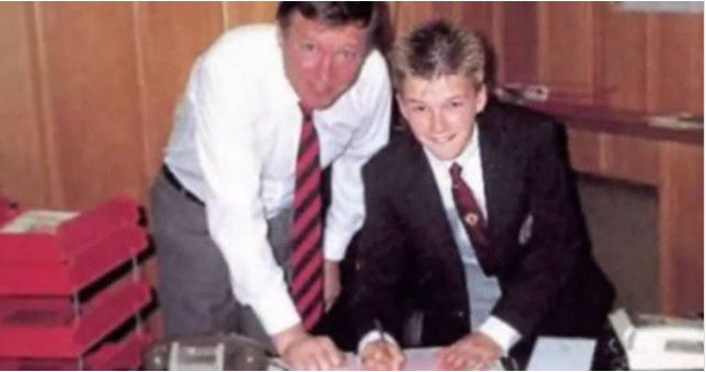 Sir Alex Ferguson: Người thứ 12 trên sân khiến kình địch phải kính nể - Ảnh 2.