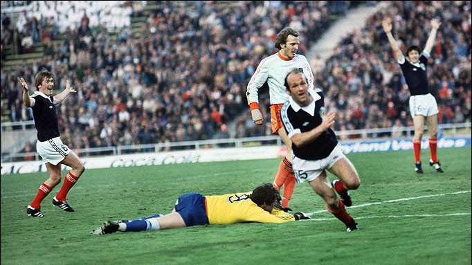 Video 50 bàn đẹp nhất lịch sử World Cup: Archie Gemmill solo xuyên thủng "lốc da cam"