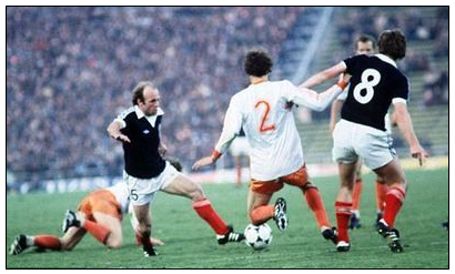 Video 50 bàn đẹp nhất lịch sử World Cup: Archie Gemmill solo xuyên thủng lốc da cam - Ảnh 1.