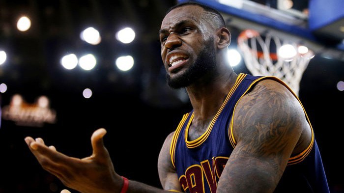 Thua game 1 NBA Finals, LeBron James còn bị châm chọc bởi gu ăn mặc trên đông, dưới hè