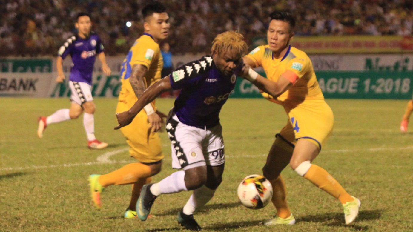 Hà Nội FC mất tiền đạo chủ lực vì đánh nguội hậu vệ SLNA