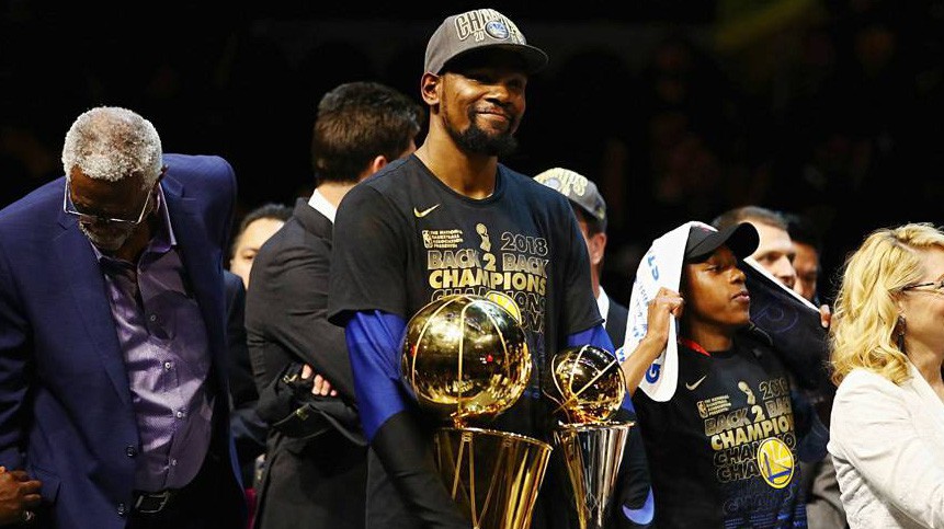 Kevin Durant đoạt 2 nhẫn, 2 Finals MVP trong 2 năm: Chính vì đã chán làm siêu sao cô đơn quá dễ dàng...