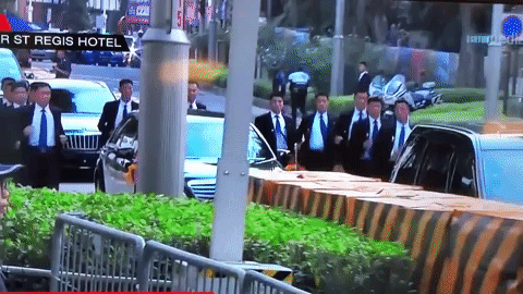 Đội vệ sĩ chạy bộ của Kim Jong Un làm "lá chắn sống" trên đường phố Singapore
