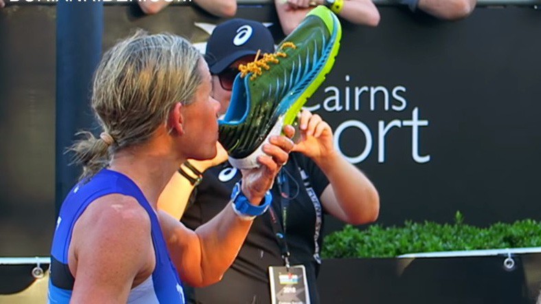 IRONMAN Cairns 2018: Á quân nữ uống bia ăn mừng bằng... giầy của chồng