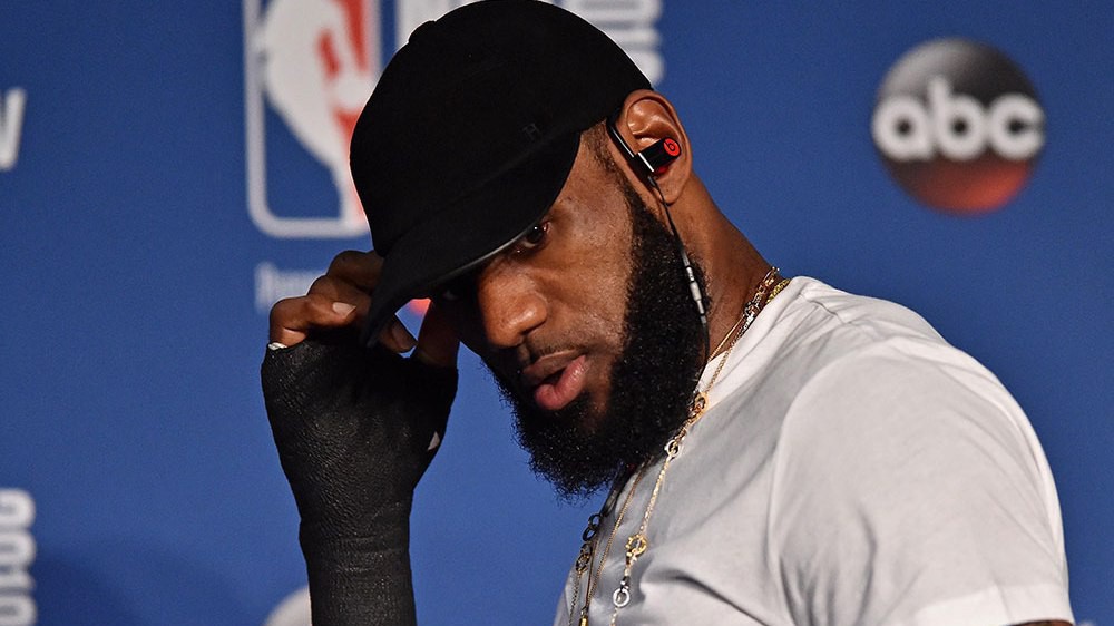 LeBron bị phản pháo nặng nề sau khi phát biểu về chấn thương tay tại NBA Finals 2018
