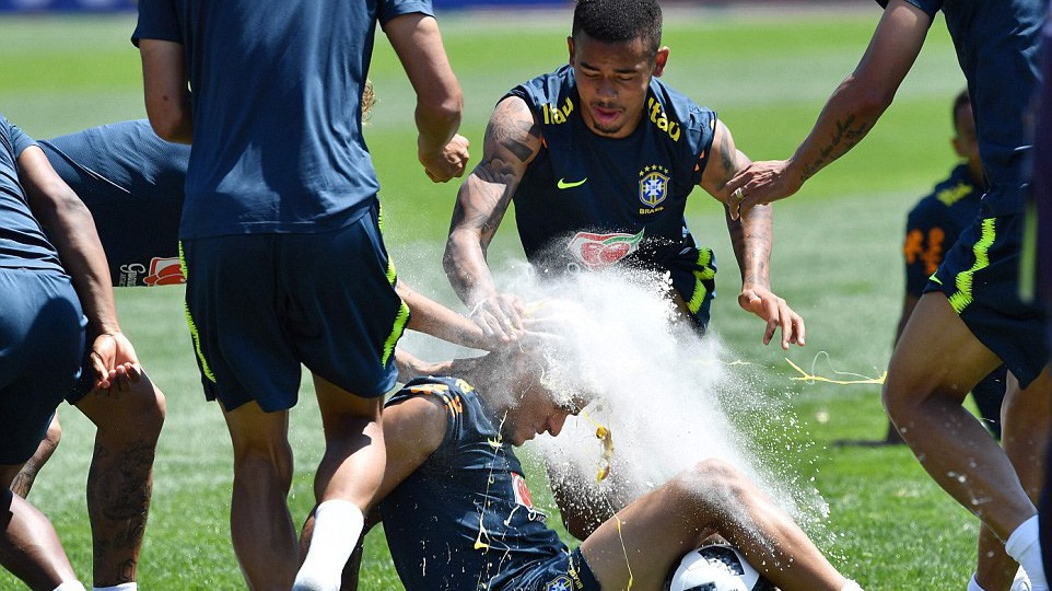 Philippe Coutinho cười "ra nước mắt" với món quà sinh nhật trên sân tập chuẩn bị cho World Cup 2018