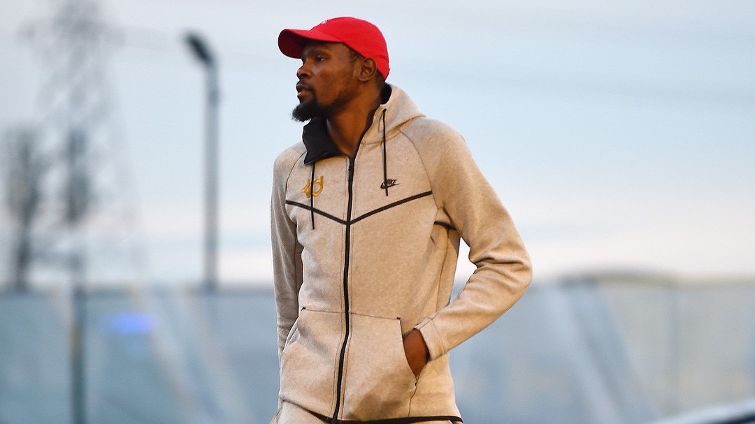 Kevin Durant tách biệt với thế giới lắm tiền của NBA bằng gu thời trang siêu giản dị