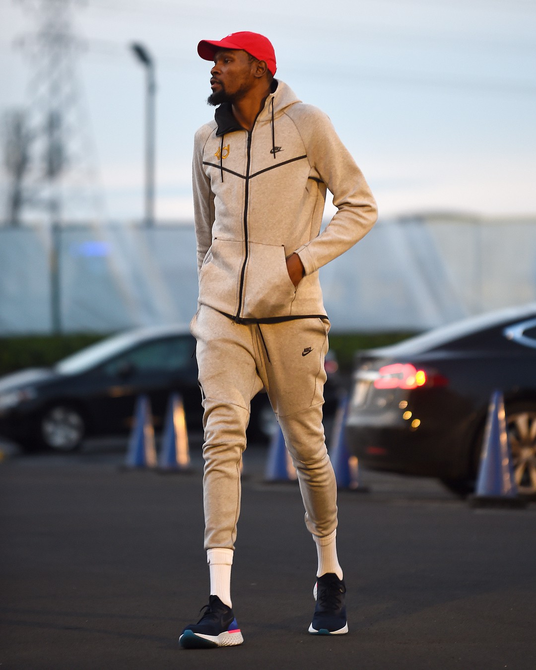Kevin Durant tách biệt với thế giới lắm tiền của NBA bằng gu thời trang siêu giản dị - Ảnh 4. Kevin Durant tách biệt với thế giới lắm tiền của NBA bằng gu thời trang siêu giản dị - Ảnh 4.