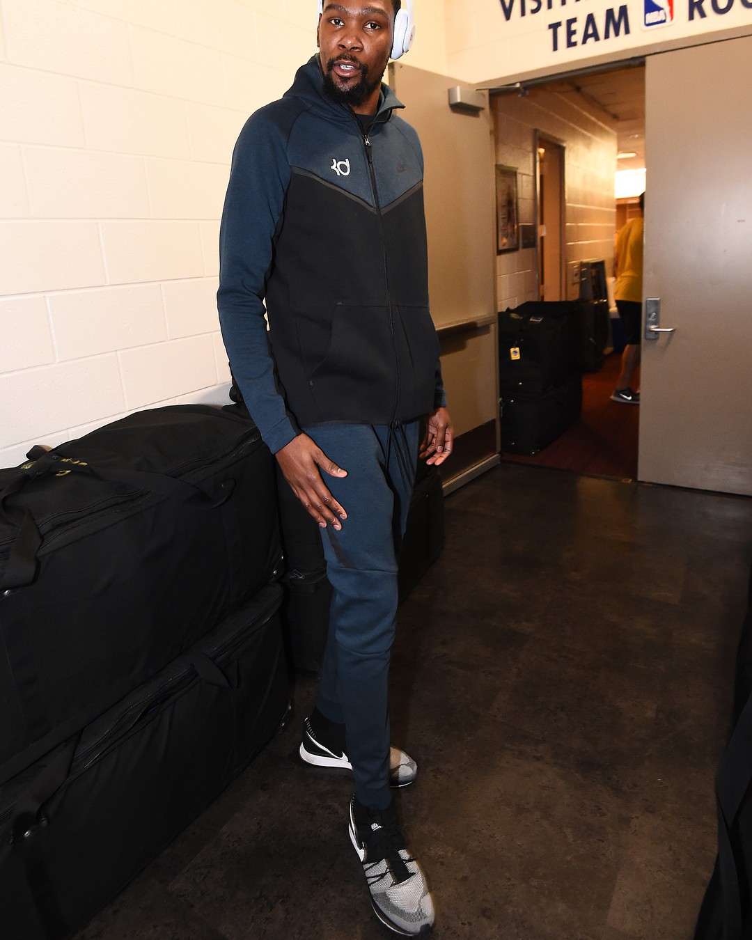 Kevin Durant tách biệt với thế giới lắm tiền của NBA bằng gu thời trang siêu giản dị - Ảnh 5. Kevin Durant tách biệt với thế giới lắm tiền của NBA bằng gu thời trang siêu giản dị - Ảnh 5.