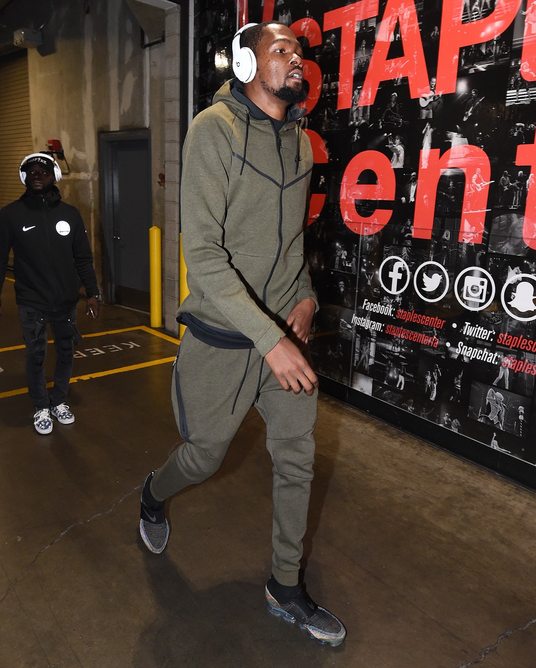 Kevin Durant tách biệt với thế giới lắm tiền của NBA bằng gu thời trang siêu giản dị - Ảnh 6. Kevin Durant tách biệt với thế giới lắm tiền của NBA bằng gu thời trang siêu giản dị - Ảnh 6.