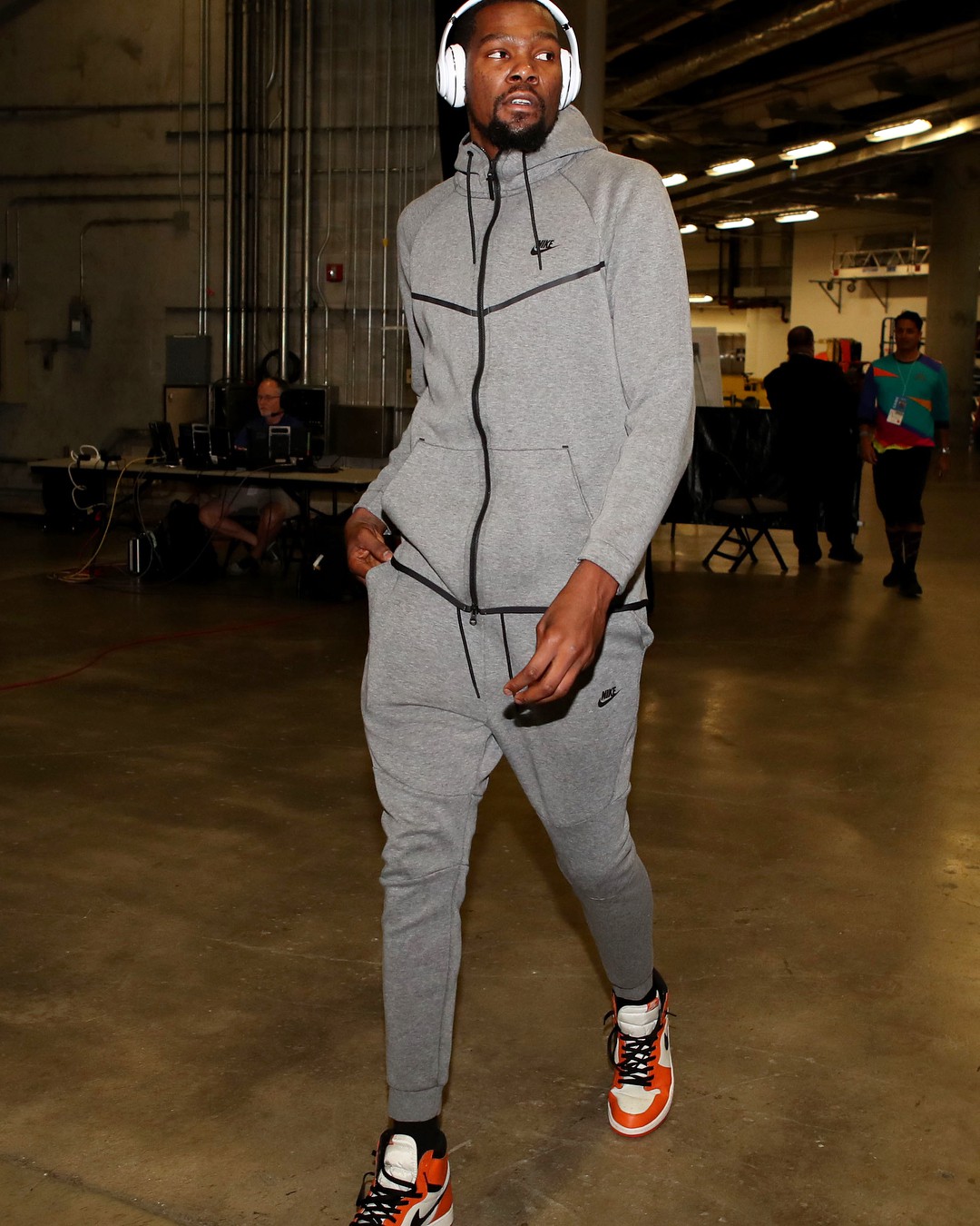 Kevin Durant tách biệt với thế giới lắm tiền của NBA bằng gu thời trang siêu giản dị - Ảnh 8. Kevin Durant tách biệt với thế giới lắm tiền của NBA bằng gu thời trang siêu giản dị - Ảnh 8.