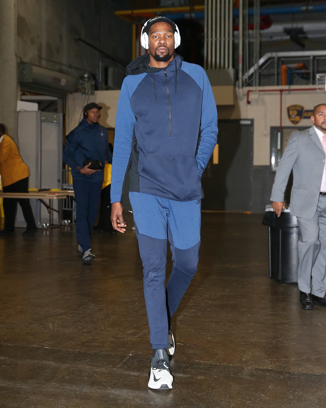 Kevin Durant tách biệt với thế giới lắm tiền của NBA bằng gu thời trang siêu giản dị - Ảnh 10. Kevin Durant tách biệt với thế giới lắm tiền của NBA bằng gu thời trang siêu giản dị - Ảnh 10.