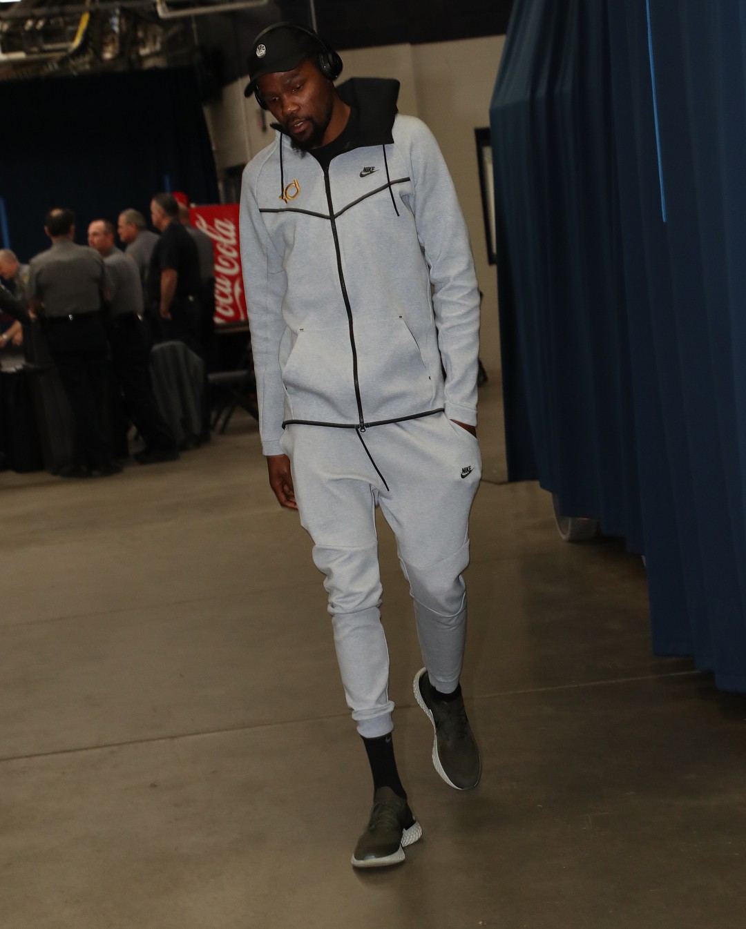 Kevin Durant tách biệt với thế giới lắm tiền của NBA bằng gu thời trang siêu giản dị - Ảnh 3. Kevin Durant tách biệt với thế giới lắm tiền của NBA bằng gu thời trang siêu giản dị - Ảnh 3.