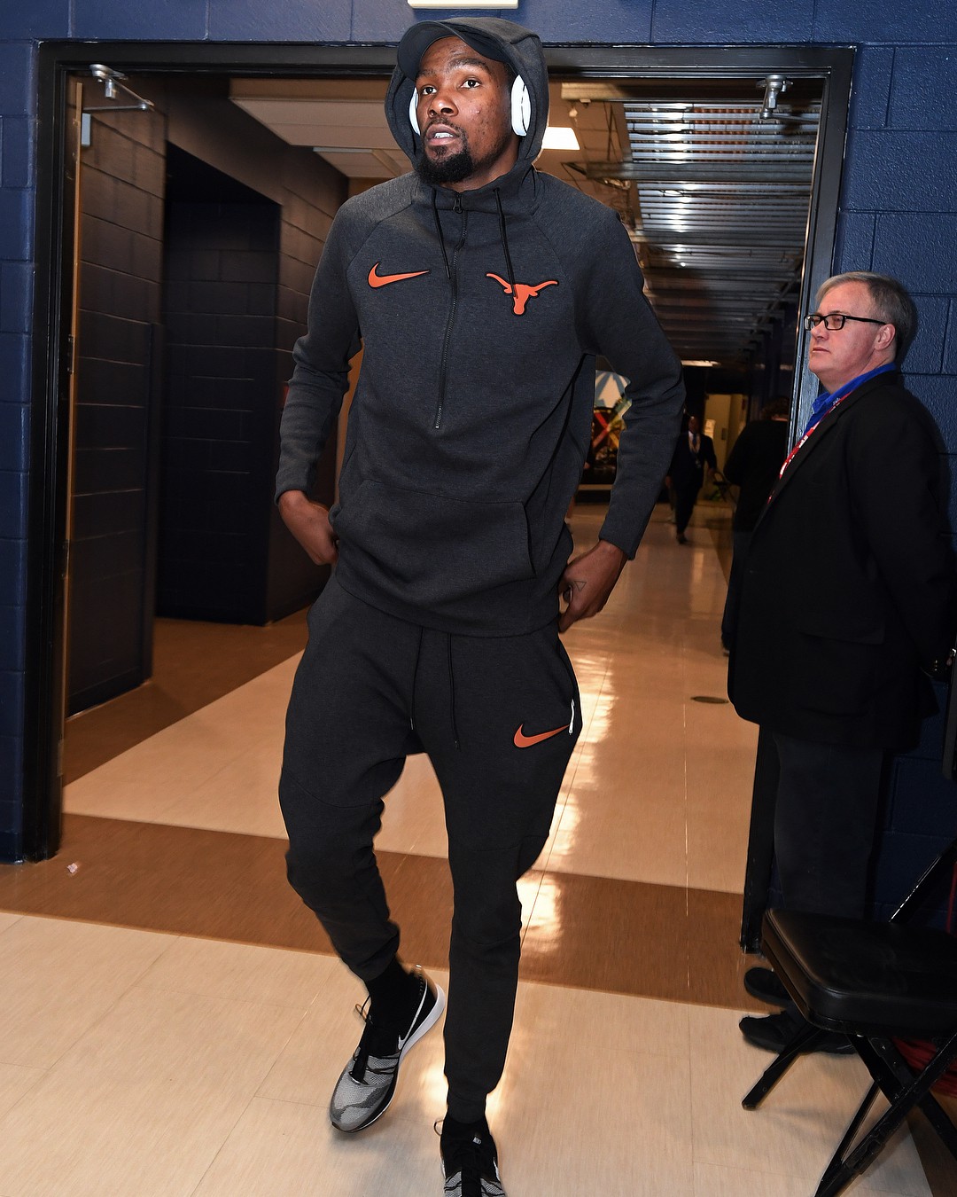 Kevin Durant tách biệt với thế giới lắm tiền của NBA bằng gu thời trang siêu giản dị - Ảnh 9. Kevin Durant tách biệt với thế giới lắm tiền của NBA bằng gu thời trang siêu giản dị - Ảnh 9.