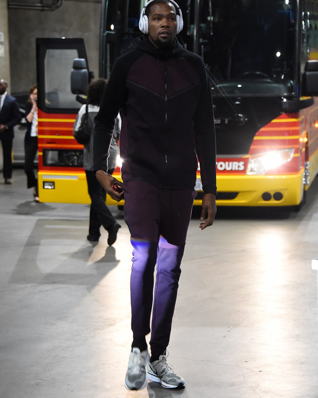 Kevin Durant tách biệt với thế giới lắm tiền của NBA bằng gu thời trang siêu giản dị - Ảnh 7. Kevin Durant tách biệt với thế giới lắm tiền của NBA bằng gu thời trang siêu giản dị - Ảnh 7.