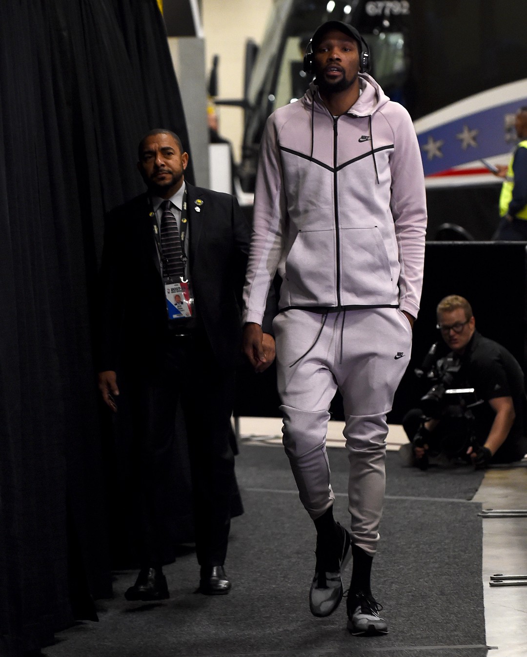 Kevin Durant tách biệt với thế giới lắm tiền của NBA bằng gu thời trang siêu giản dị - Ảnh 2. Kevin Durant tách biệt với thế giới lắm tiền của NBA bằng gu thời trang siêu giản dị - Ảnh 2.