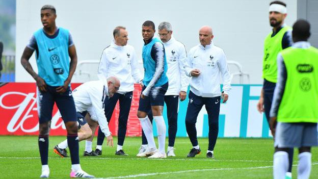 Tuyển Pháp nhận tin sốc ngôi sao Mbappe chấn thương đe dọa cơ hội đá World Cup