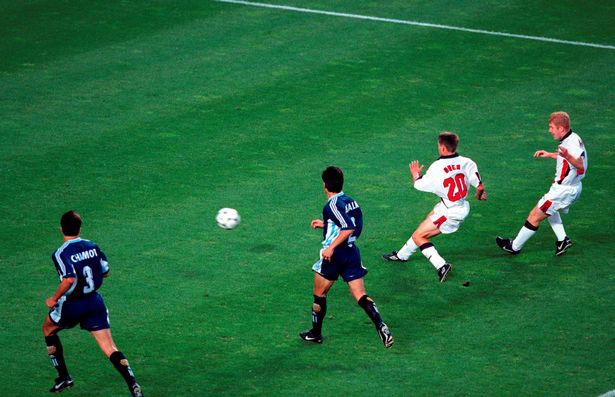 Top 50 bàn đẹp nhất lịch sử World Cup: Michael Owen làm sững sờ thế giới  - Ảnh 1.