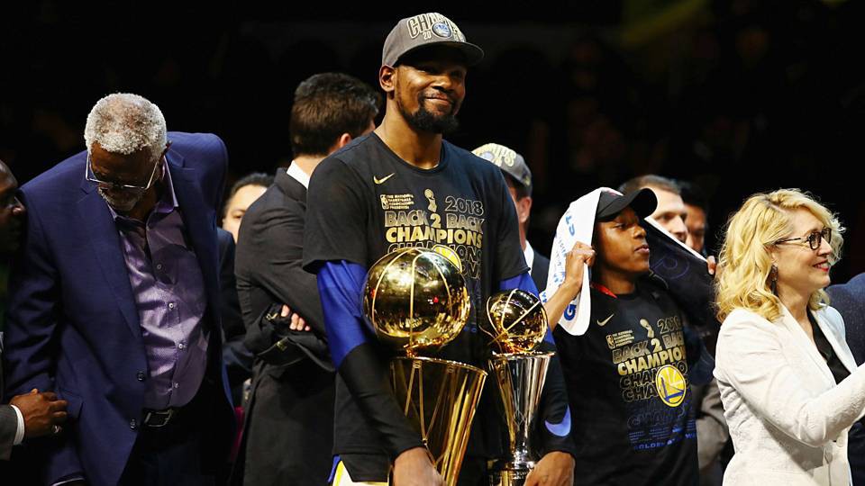 Kevin Durant tách biệt với thế giới lắm tiền của NBA bằng gu thời trang siêu giản dị - Ảnh 12. Kevin Durant tách biệt với thế giới lắm tiền của NBA bằng gu thời trang siêu giản dị - Ảnh 12.