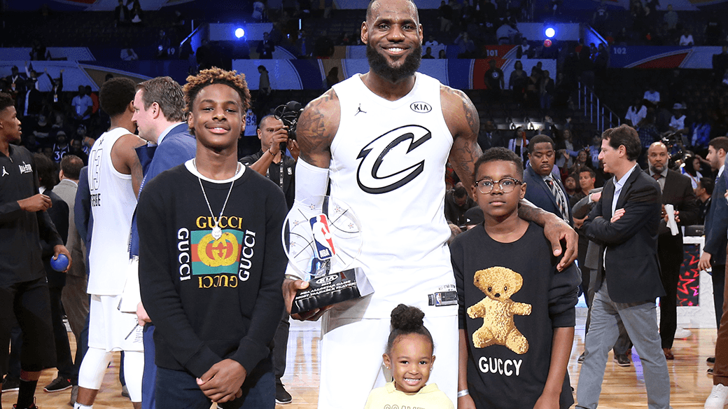 King James chuẩn bị đến Lakers khi huyền thoại Gary Payton lộ tin cậu cả LeBron học ở Los Angeles?