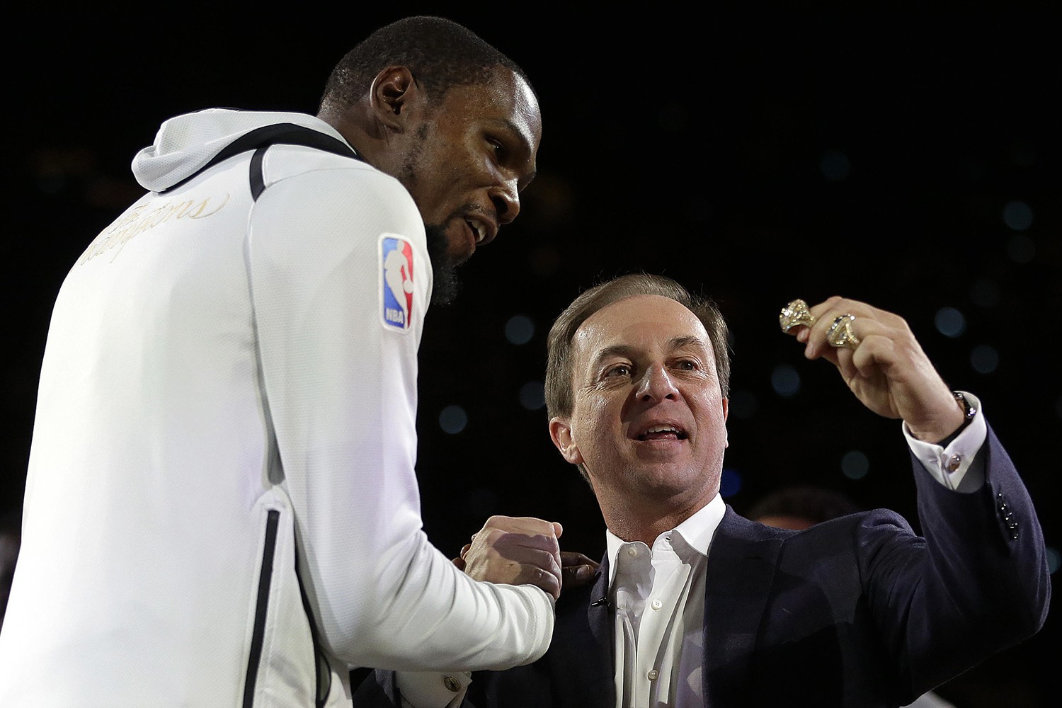 Kevin Durant tách biệt với thế giới lắm tiền của NBA bằng gu thời trang siêu giản dị - Ảnh 11. Kevin Durant tách biệt với thế giới lắm tiền của NBA bằng gu thời trang siêu giản dị - Ảnh 11.