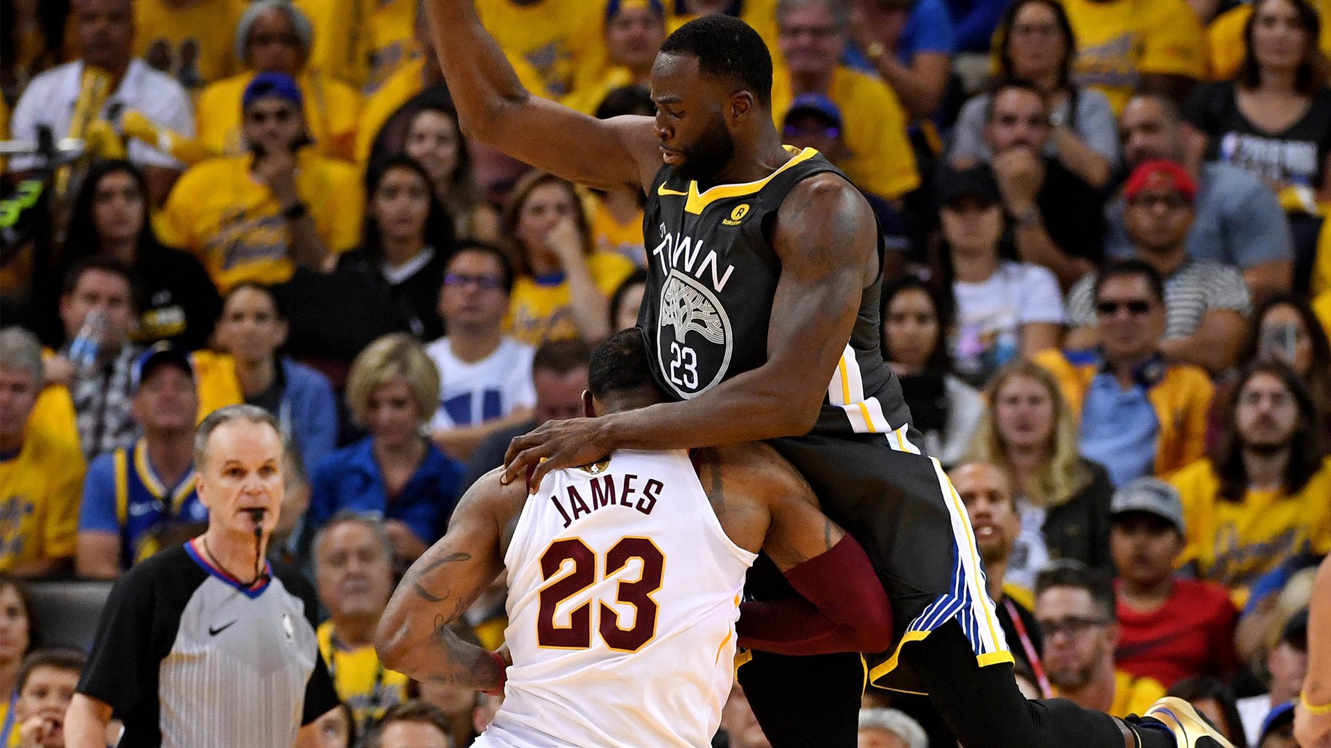 Draymond Green "đá đểu" LeBron James triệt để trong buổi lễ diễu hành