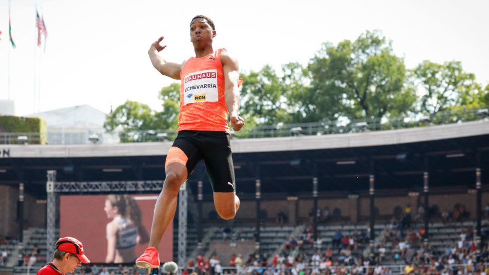 "Chân dài" 19 tuổi nhảy xa suýt ra ngoài hố cát ở giải Diamond League Stockholm