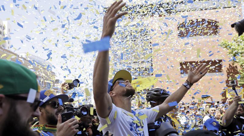 Chùm ảnh: Warriors diễu hành mừng chức vô địch NBA 2018