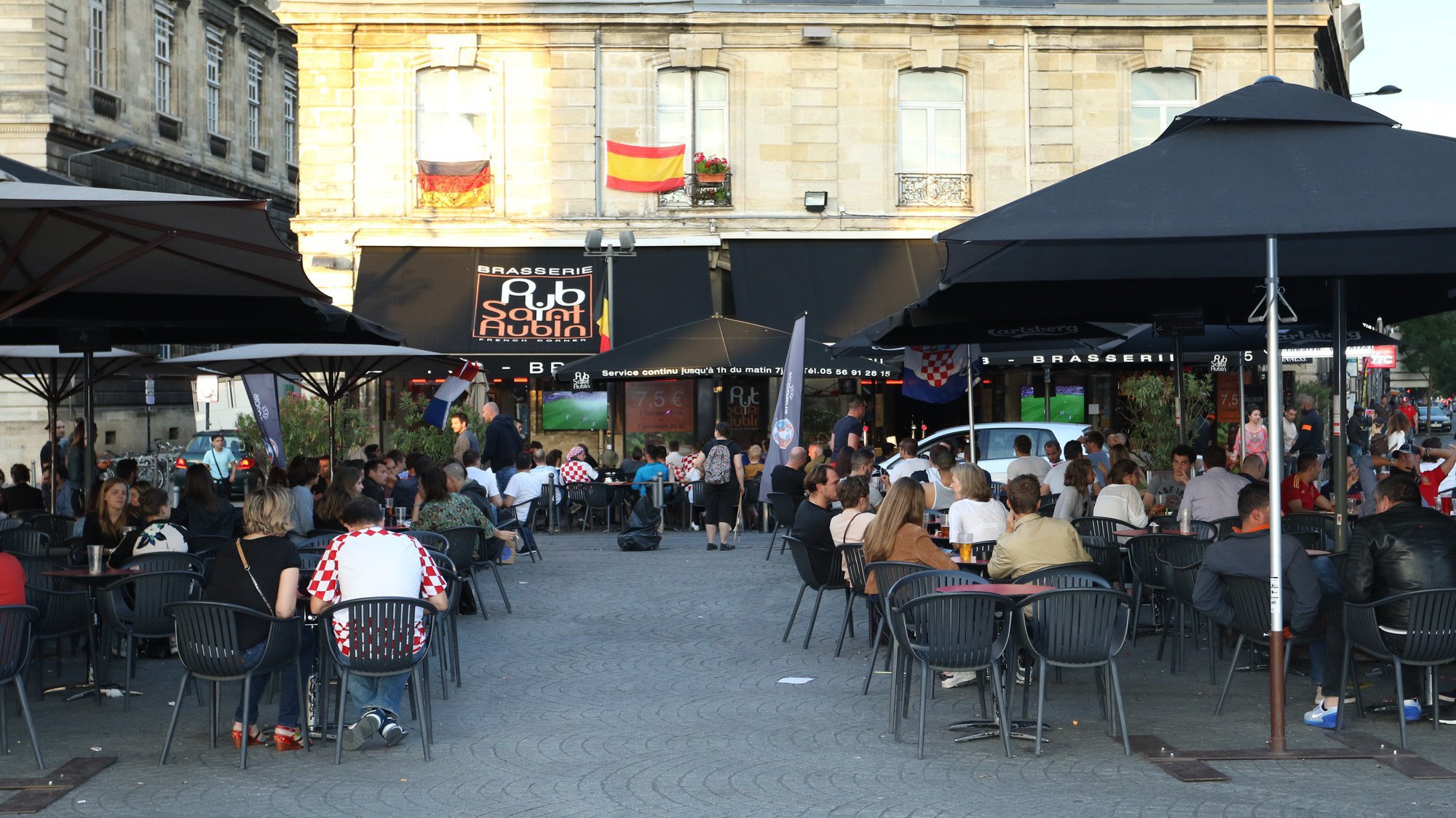 Quán bia, quán cafe chiếu World Cup có vi phạm bản quyền?