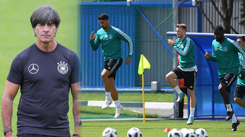 Mặt cỏ sân tập làm "bó" chân, HLV Joachim Low và ĐT Đức than khó