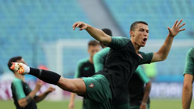Cristiano Ronaldo "khoe" cơ chân trước đại chiến với Tây Ban Nha